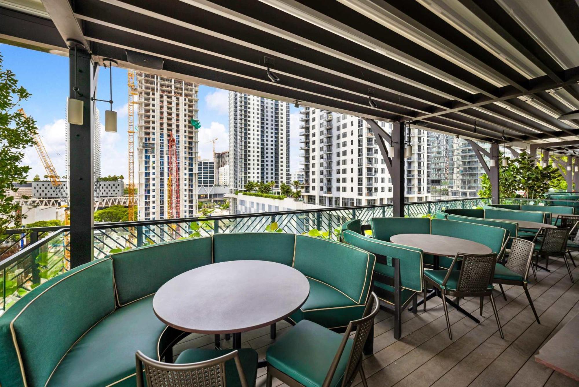 Сasa de vacaciones Contemporary Getaway With Skyline & Bay Views