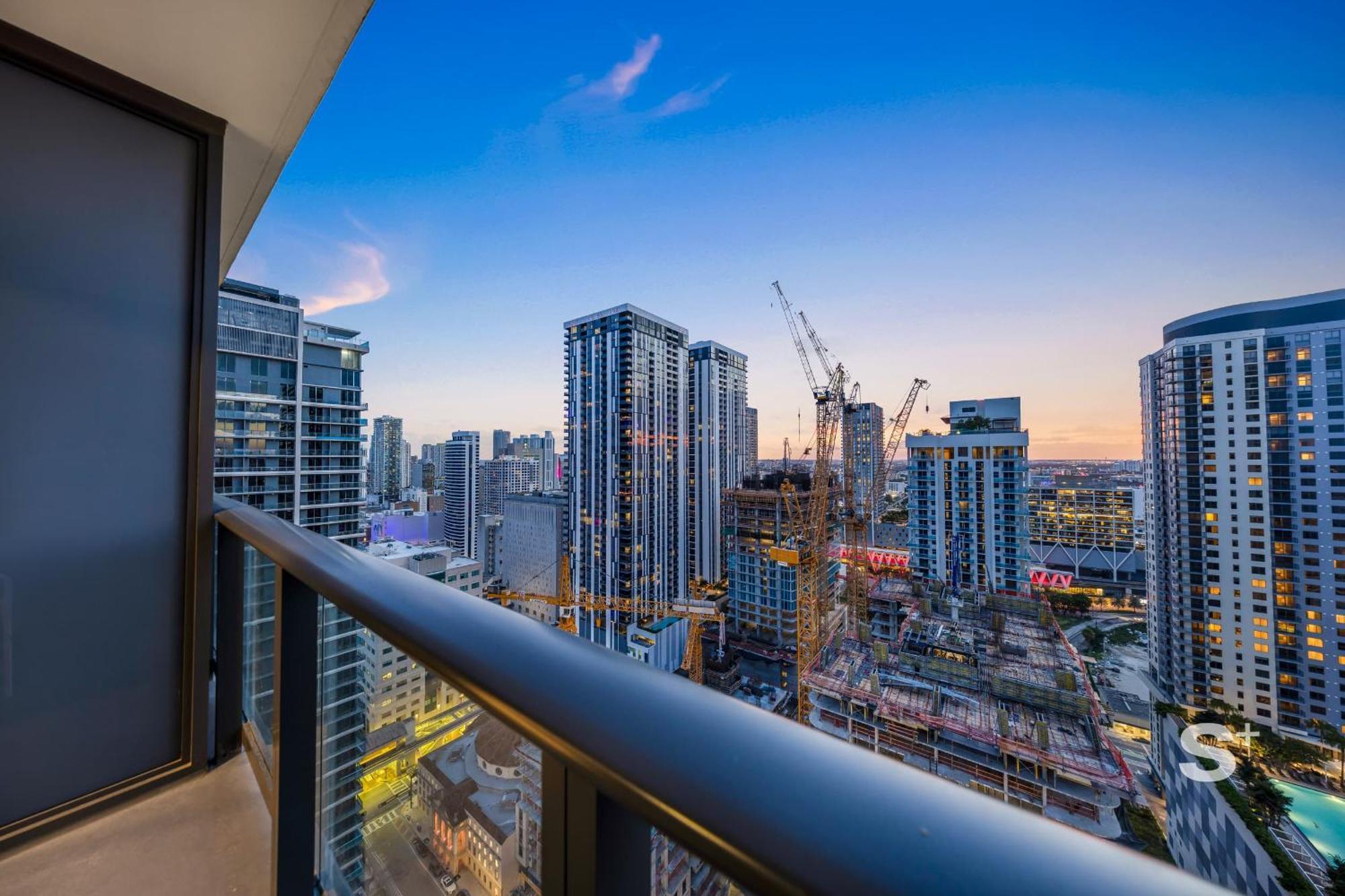 Contemporary Getaway With Skyline & Bay Views