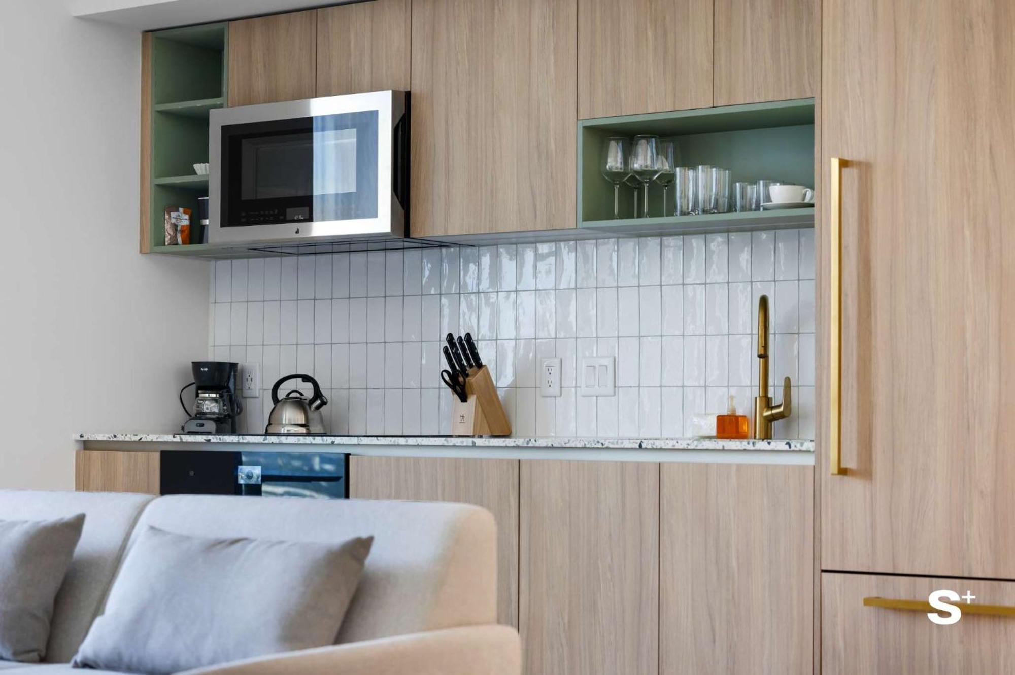 Contemporary Getaway With Skyline & Bay Views *